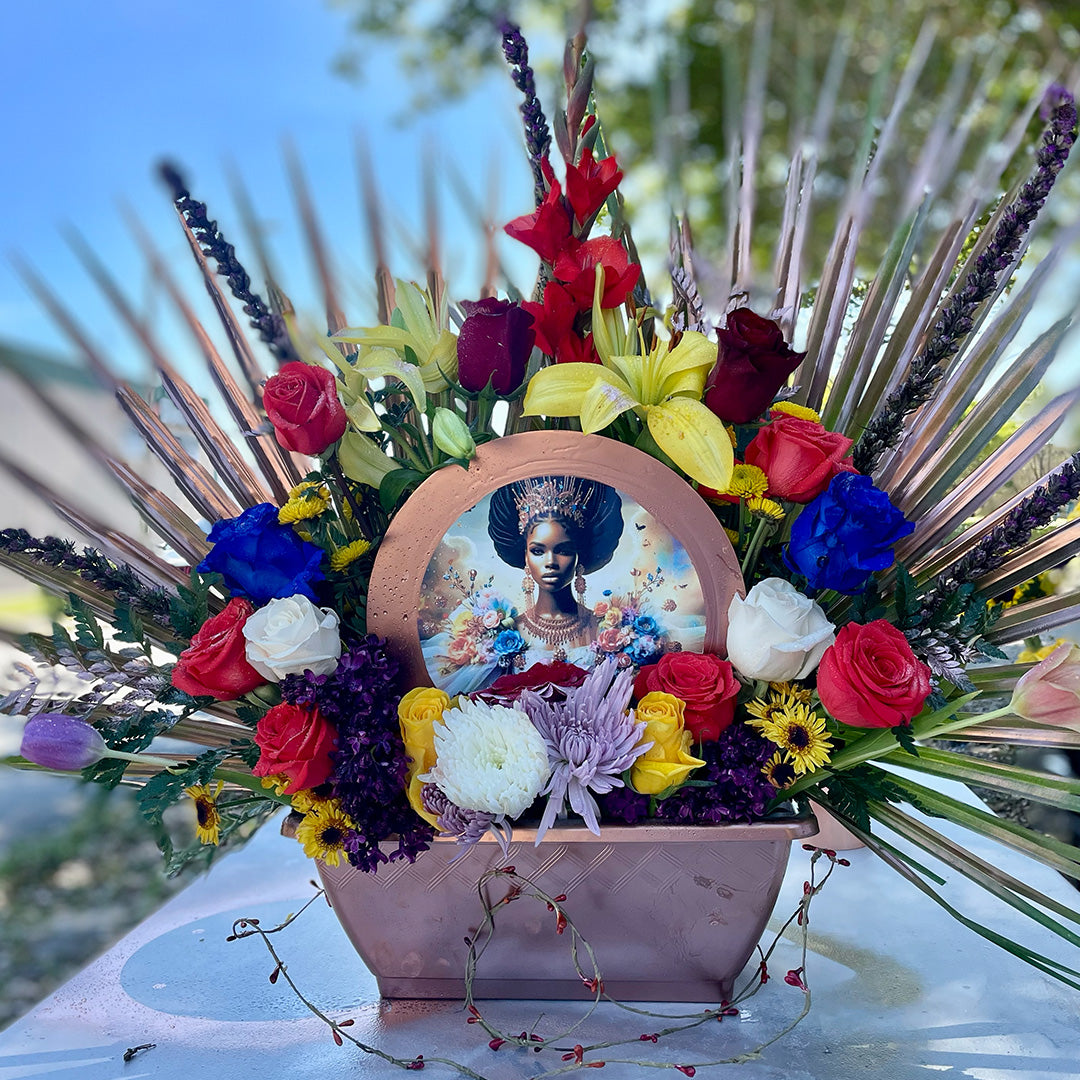 Artistico arreglo Floral con Imagen Personalizada de Orisha en Metal