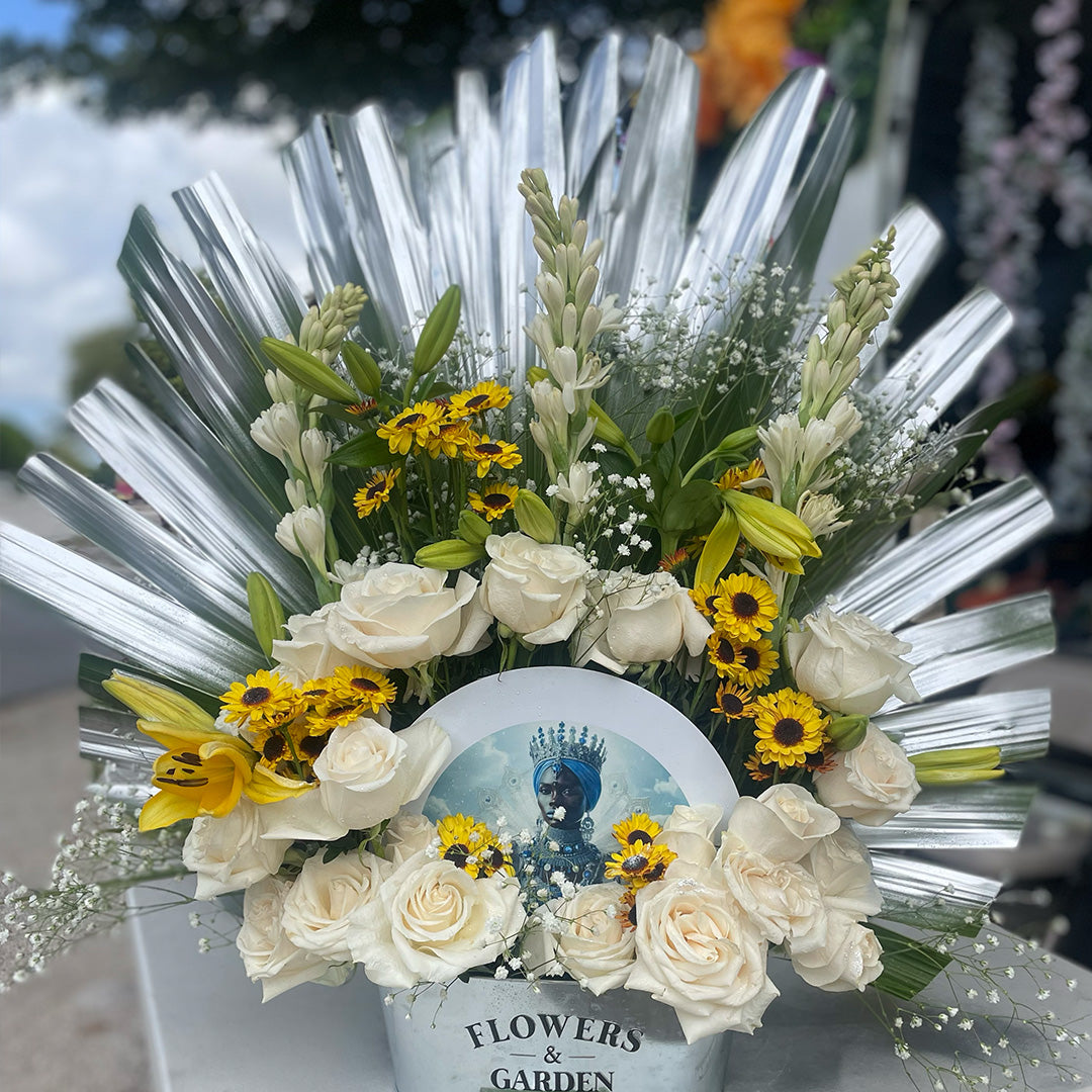 Artistico arreglo Floral con Imagen Personalizada de Orisha en Metal