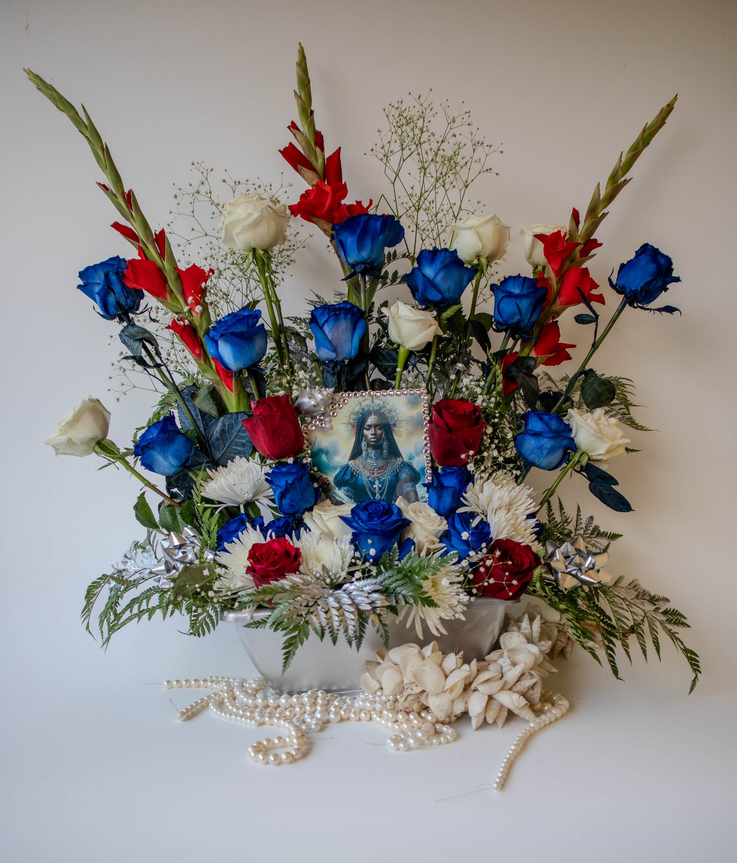 Artistico arreglo Floral con Imagen Personalizada de Orisha en Metal